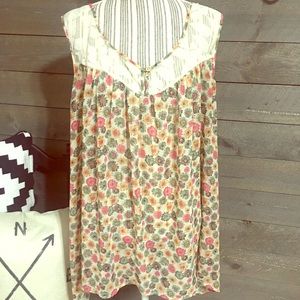 Gorgeous ladies Bobeau floral and lace  tank top!